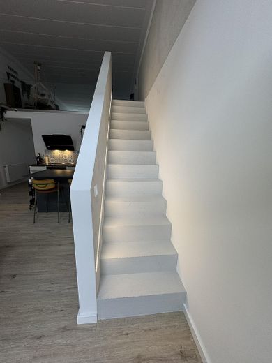 Otwarta mieszkanie 3,5-pokojowe na trzech poziomach – Treppe zur Galerie