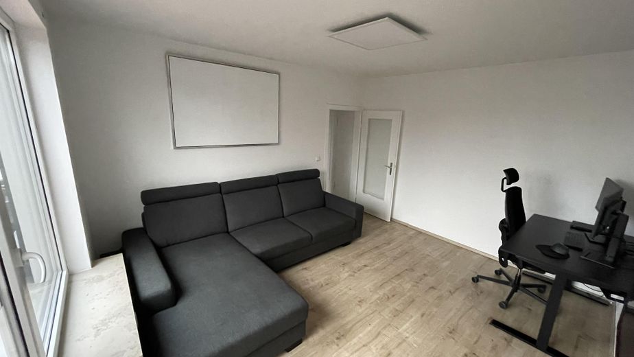 2,5 Raum Südstadt, Balkon 18 m², Wannenbad + Fenster, Energetik erfüllt, viele Dämmungen – Wohnzimmer