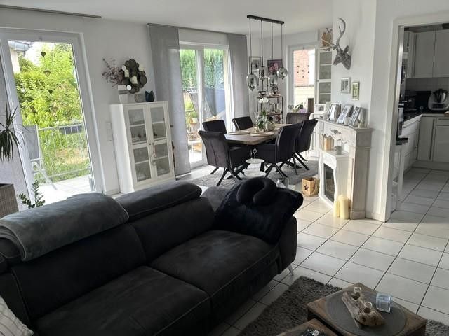 Hochwertige helle 3-Zi.-Whg., Einbauküche u. Balkon, in modernem 4-Fam.-Haus, Bestwohnlage Groovnähe – Wohn- / Essbereich Gartenblick