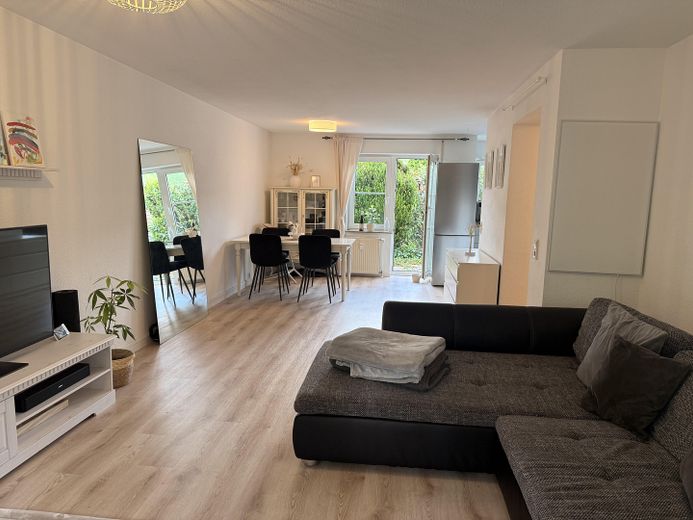 Sonnige 3-Zimmerwohnung mit Garten und Blick auf die Weinberge – Wohnzimmer