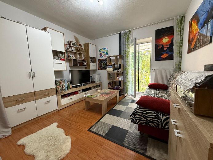 Apartamento ideal para solteros cerca del hospital, con jardín propio – Wohnzimmer