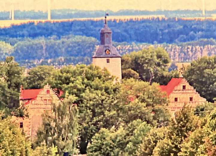 Замок. Історична перлина XIV століття, дуже добре збережена. На південний захід від Магдебурга – Mittig im Stadtteil