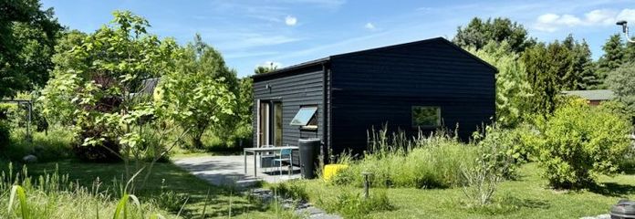 Modernes Kleinhaus in ökologischer und nachhaltiger Holzbauweise auf idyllischem Erbpachtgrundstück