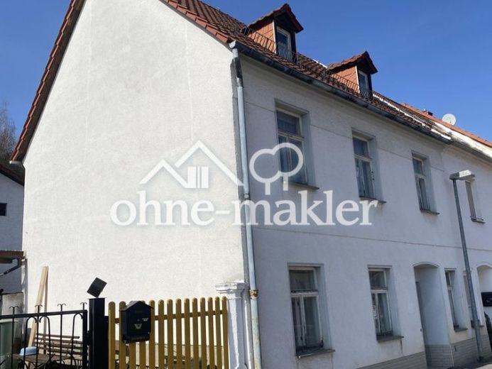 Urokliwy dom szeregowy narożny z przestronną koncepcją mieszkalną i idyllicznym zielonym zboczem – Foto 1