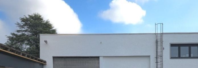 Effiziente Logistik- oder Lagerhalle mit Starkstrom und PKW-Stellplätzen
