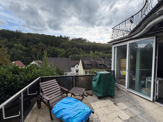 Einfamilienhaus mit Aussicht und großzügigem Waldgrundstück – Terasse