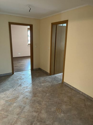 Spazio abitativo per tutti - 5 locali, 170 m², 2 bagni, stufa svedese, balcone, vista – Flur