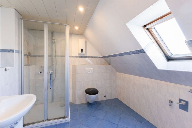 Großes Haus für Macher: Mehrgenerationen &amp; Potenzial – Duschbad Obergeschoss