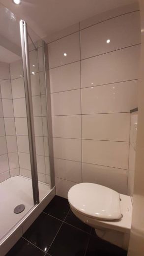 Badezimmer mit Dusche und WC