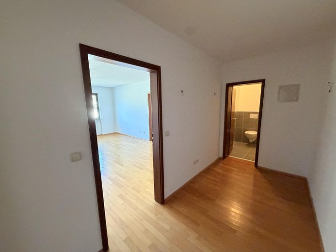 Helle 2-Zimmer-Wohnung, neues Bad, neue Küche, U-Bahn-nähe – Flur