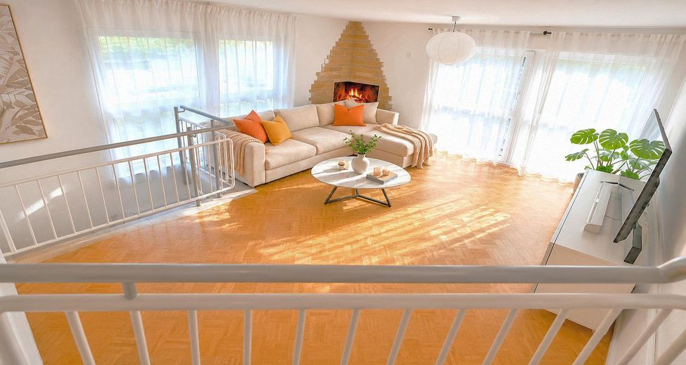 2-Etagen-Wohnung mit 2 Bädern, EBK, Terrasse, Balkon, PV-Anlage & 2 TG-Stellplätze – Wohn / Essbereich OG