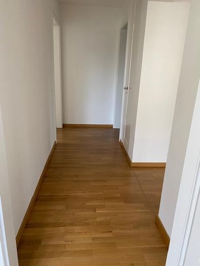 Ekskluzywne mieszkanie na ostatnim piętrze z 4 pokojami i dużym balkonem – Flur Nr.2