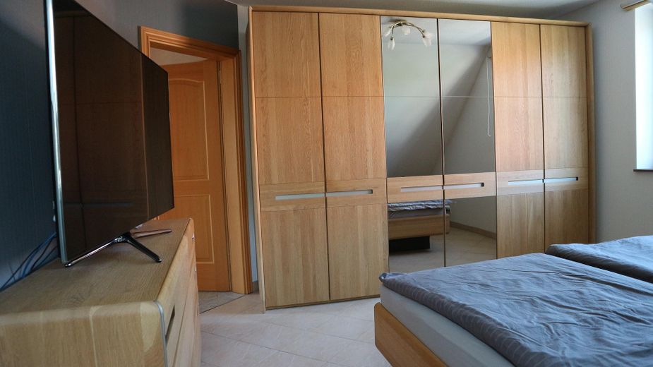 Massivhaus mit Doppelgarage, Fußbodenheizung, Wärmepumpe – Schlafzimmer