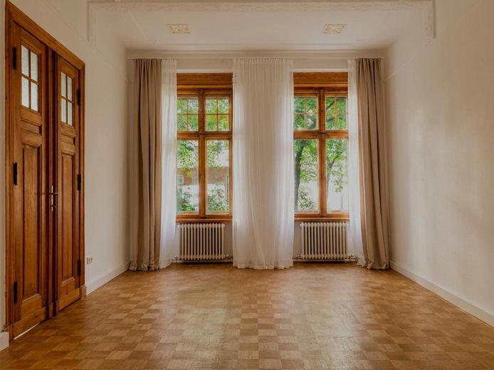 Gründerzeitwohnung in ruhiger KuDamm Seitenstraße – Wohnzimmer