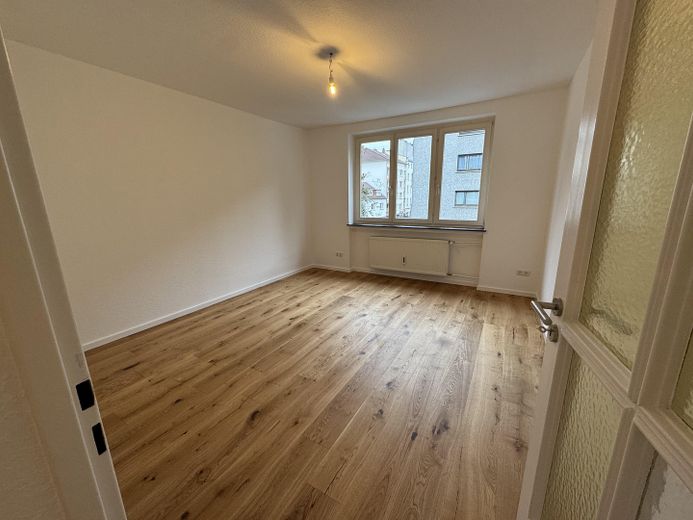 Encantador y amplio apartamento de 2 habitaciones con balcón en una ubicación privilegiada en Berger Straße. – Foto 3