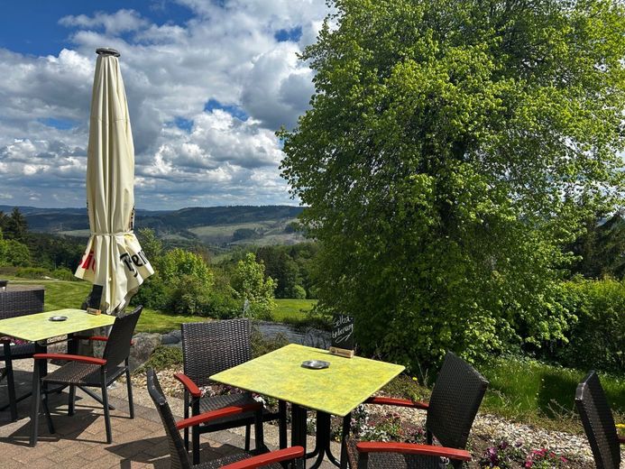 Faktor 6,5!!! Kapitalanlage mit etabliertem Gastronomie- &amp; Pensionsbetrieb im Kurort Masserberg – Biergarten_2