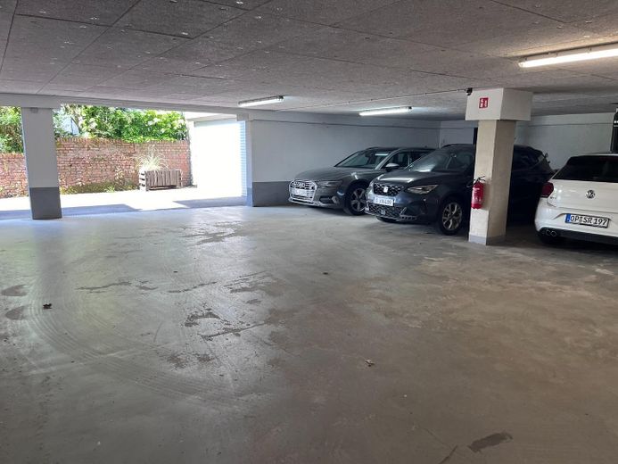 Piso accesible de 3 habitaciones en ubicación céntrica con balcón y vistas a zonas verdes – Tiefgarage