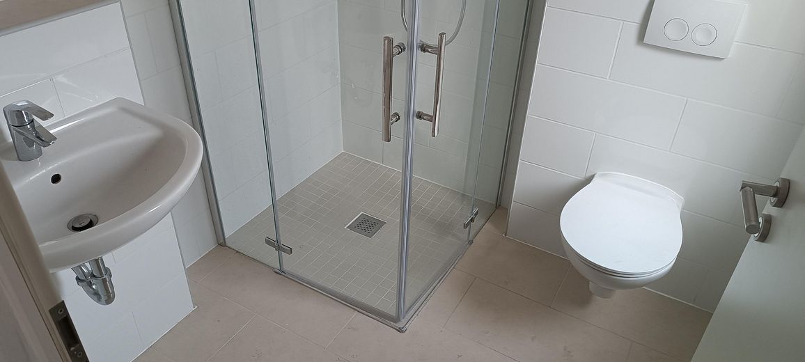 Frisch sanierte 2-Zimmer-Wohnung mit Einbauküche & neuem Kühlschrank in Aken (Elbe) – 1. OG, 37 m² – Ebenerdige Dusche