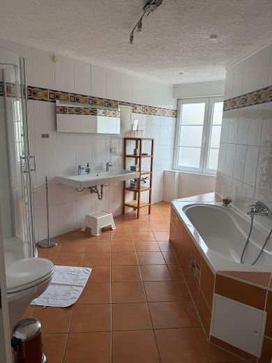 Maisonette mit Dachterrasse mitten in Warnemünde – Ensuite Bad mit Fenster