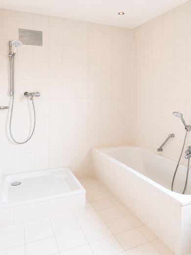Bahçeli ve çift garajlı müstakil 6 odalı ev – komisyonsuz – Bad mit Wanne und Dusche