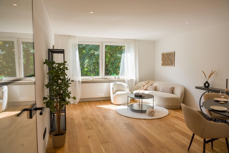 Primera ocupación tras una renovación de alta calidad – moderno piso de 3 habitaciones con balcón orientado al sur – Wohnzimmer