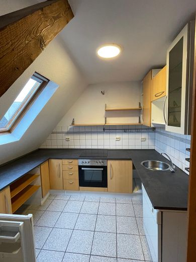3-room - attic maisonette apartment, old building, city center – Einbauküche