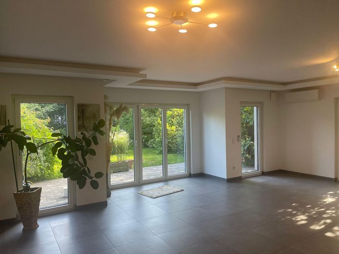 ENERGIEBEWUSST WOHNEN: A+ Großzügige Doppelhaushälfte in Ludwigshafen KEINE MAKLER-PROVISION! – Wohn- und Esszimmer