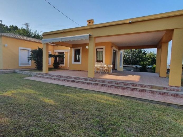 Gepflegte Villa mit 4 Schlafzimmern, 3 Badezimmern und Privatpool in hervorragender Wohnlage – Foto 1