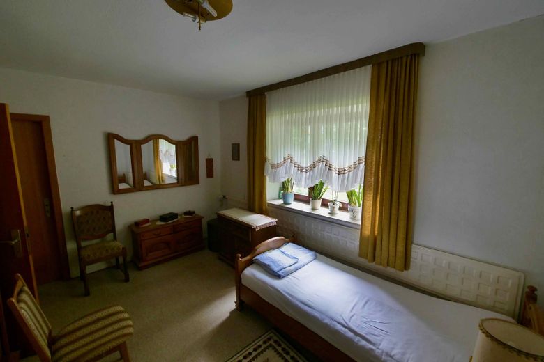 Gepflegtes Einfamilienhaus mit Nebengebäuden & großem Grundstück – Zimmer EG