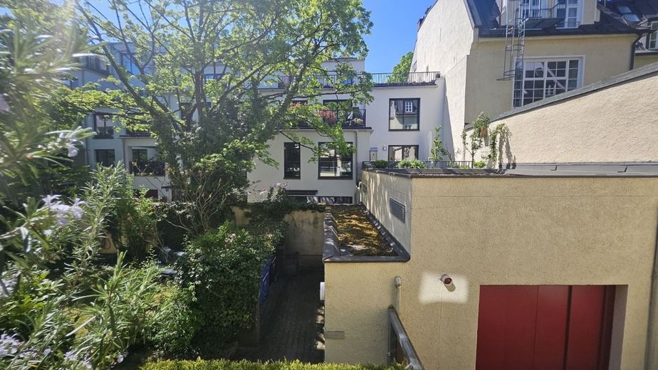 *** hell &amp; großzügig *** Lichtdurchflutete isarnahe Wohnung in der Au – Blick zum Innenhof