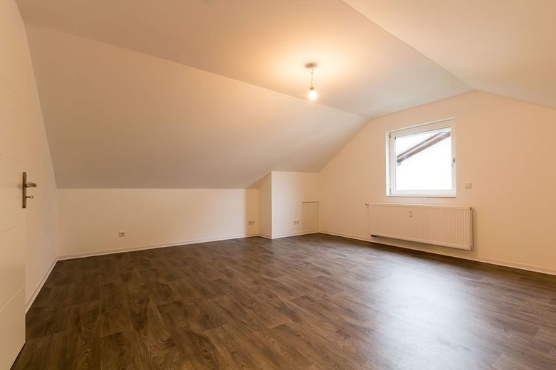 Gebotsverfahren: Modernisierungsbed., teilvermietetes
3-Familienhaus in ruhiger Lage von Höchst – V739-2414-1