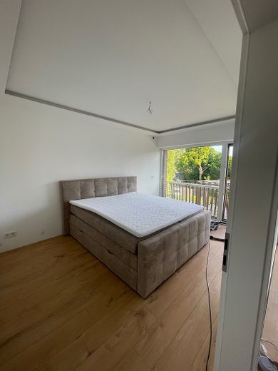 Atractiva casa adosada de esquina, clase energética A, vivienda multigeneracional con gran jardín y 2 garajes – Foto 7