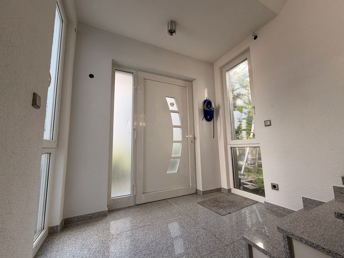 Dom jednorodzinny o wyjątkowej architekturze i dużym potencjale – Haustüre