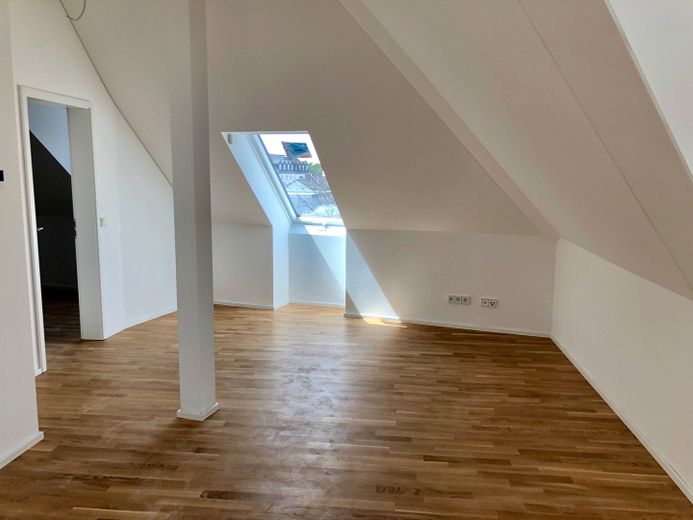 2 ZKB - Exklusive, barrierefreie Wohnung in Seeheim inkl. 2 Stellplätze – Lichtdurchflutetes Wohnzimmer