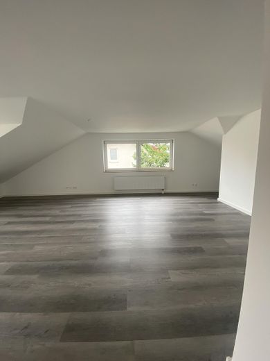 Zentrale 3 Zimmer Wohnung in Lohmar, Klimaanlage, Balkon – Wohnzimmer