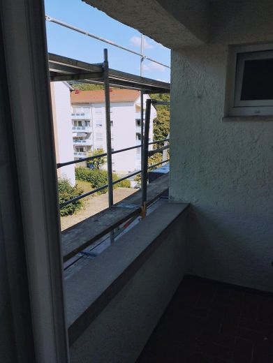 Luminoso appartamento di 3 locali con due balconi e un forte potenziale per il futuro – Küchenbalkon