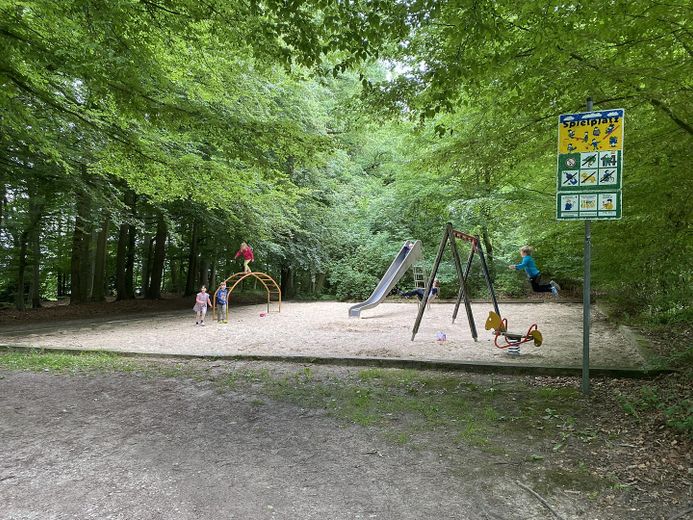 Renovated 3-room apartment with fitted kitchen and south-facing loggia in Kirchdornberg – Spielplatz