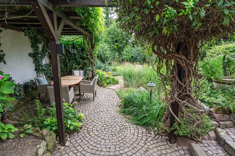 Großzügige Doppelhaushälfte mit Wohlfühlgarten in ruhiger Lage - provisionsfrei von privat – Gartenansicht untere Terasse