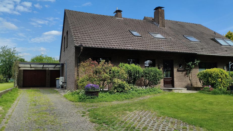 Doppelhaushälfte Einfamilienhaus, ländl. ruhige Lage doch zentral, gesamte Infrastruktur fußläufig – Vorderseite, Garage Stellplatz