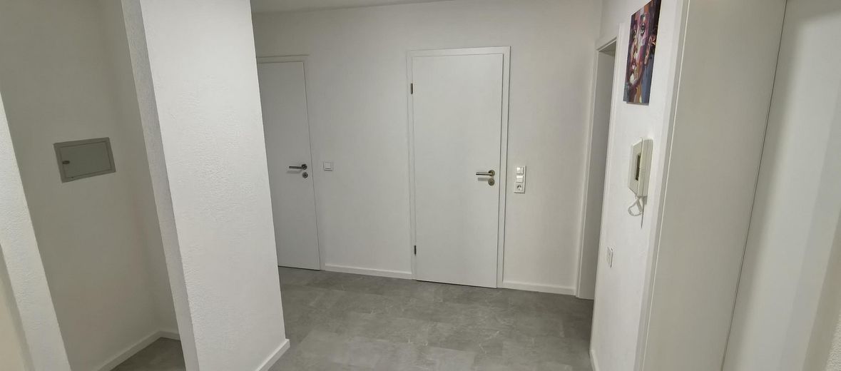 3-Zimmer-Wohnung – frisch renoviert, bezugsfertig – Flur