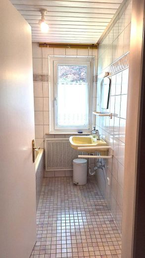 Bad 1 mit Wanne EG