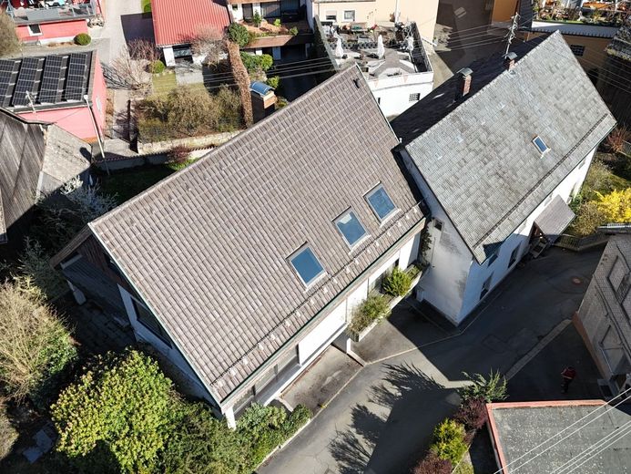 Raumwunder mit Potenzial: Großzügiges Mehrfamilienhaus auf idyllischem Gartengrundstück in 95362 Kupferberg! – Luftaufnahme