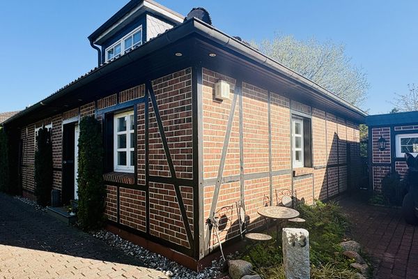 Casa unifamiliar con jardín, edificio anexo y ampliación autorizada en Bergstedt