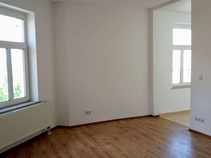 Günstige und vermietete 2-Zimmer mit Laminat, Aufzug und Eckwanne in guter Lage! – Foto 1