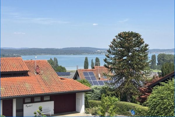 Außergewöhnliche 4,5 Zi.- Dachgeschosswohnung mit herrlicher Seesicht, Dachterrassen und Garage!