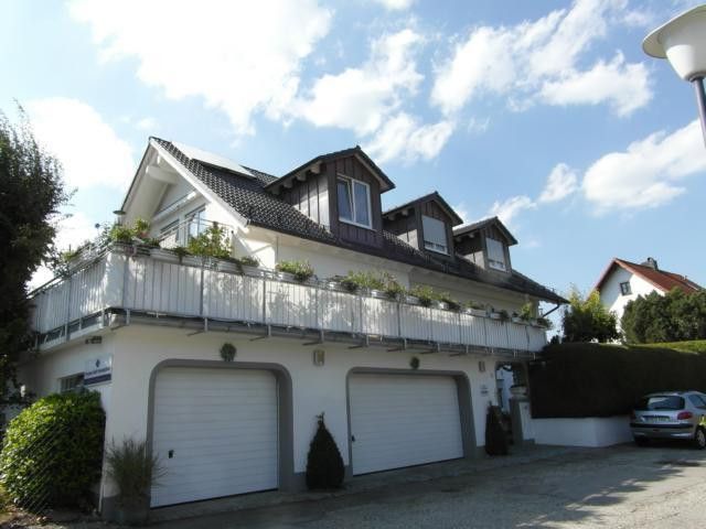 STA - Top san.  ZFH (EFH + autarker 106 m²- DG-Whg.) + sep. Gebäude in 1A-Lage, Weitbl., 3er Gge. – S-O-Straßenansicht