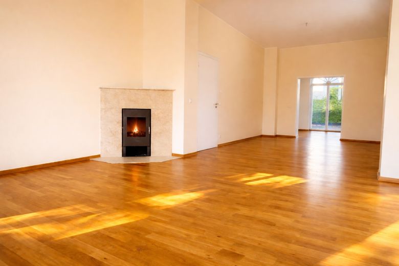 Herrschaftliche Hochparterrewohnung mit Terrasse, Kamin, Carport, in ruhiger Lage – Wohnzimmer mit Kamin
