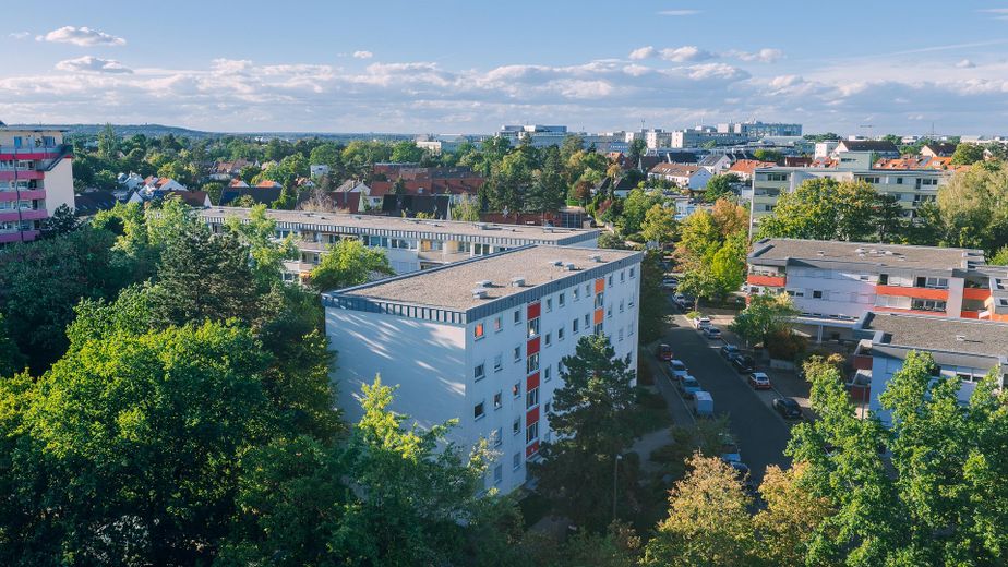Natychmiast dostępne: piękne mieszkanie 2-pokojowe z loggią od zachodu i zmodernizowaną łazienką – Ansicht vom Haus