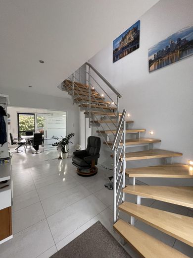 KfW40 Einfamilienhaus, 9Kw-PV-Anlage, Wärmepumpe LWZ 304 Sol – Flur-Treppe-EG