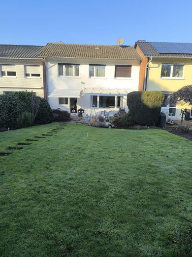 Provisionsfrei für Käufer | Familienhaus in Toplage | Bieterverfahren ab 389.000 € – Rückseite Haus & Garten
